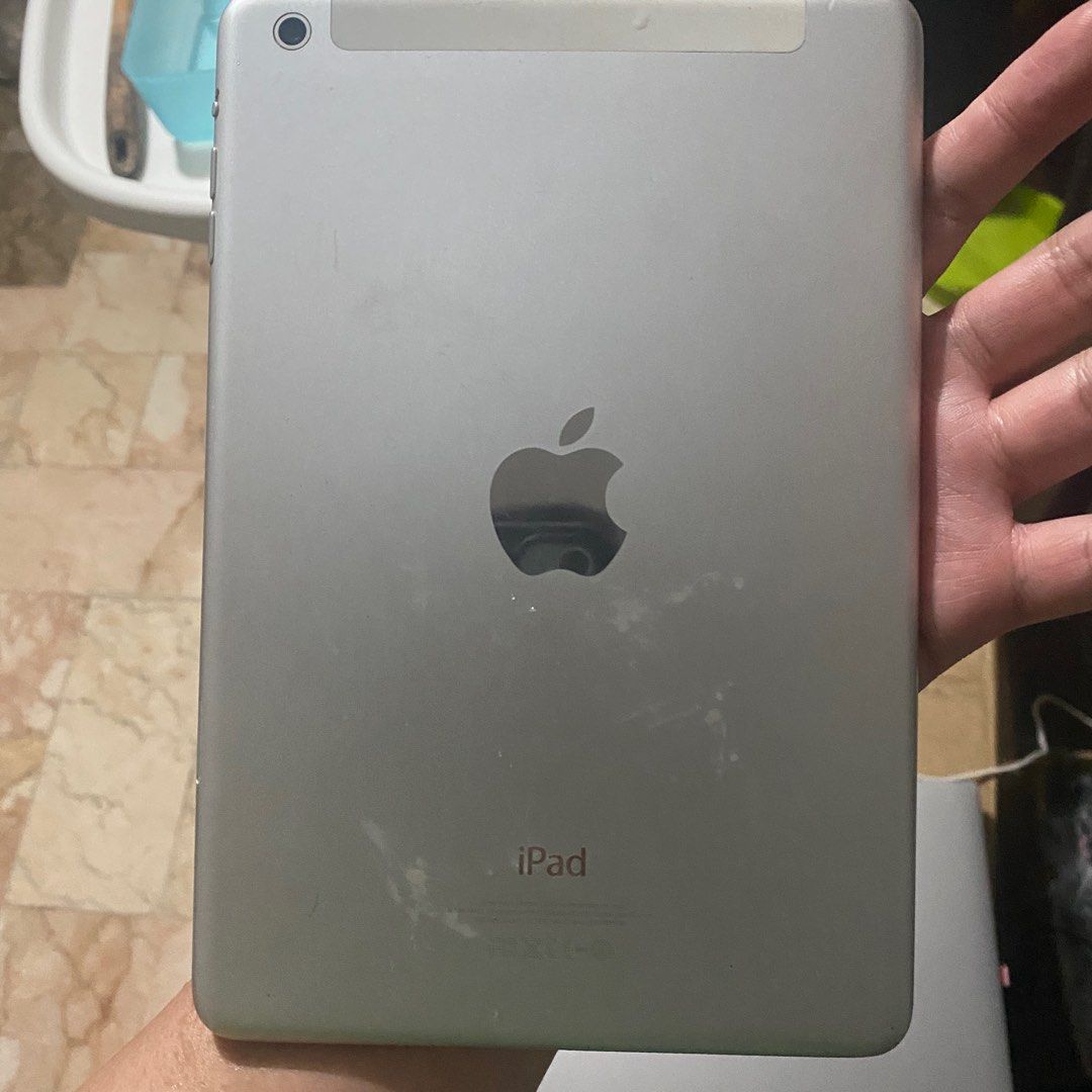 Defective Ipad (Category: iPad) located in Baguio. Submitted by usedcondition (Listing ID 1387701390, Image 2). Description: forgotten password and twitching screen. I can send video.