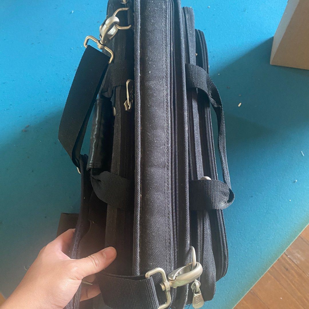Dell Laptop Bag HEAVY (Category: Laptop Bags & Sleeves) located in Baguio. Submitted by usedcondition (Listing ID 1387549348, Image 2). Description: .