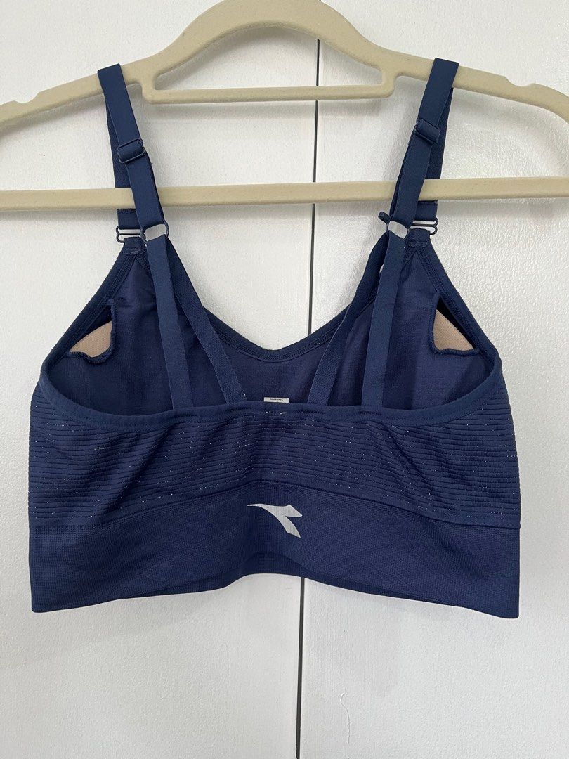 Diadora Sports Bra (Category: Activewear) located in Cebu City. Submitted by stylebyregi (Listing ID 1387690988, Image 2). Description: - Minimal signs of usage - no major flaws or rips - has padding (can be taken out) - store bough & personal use - cut side tags .