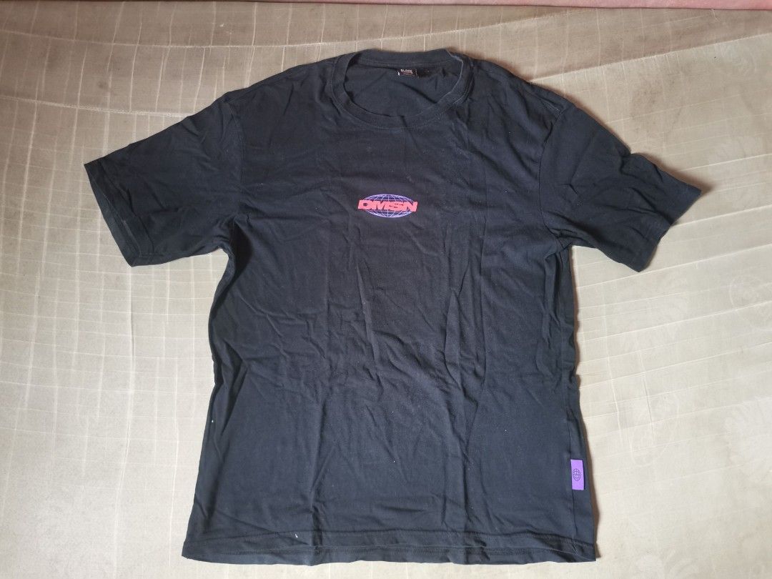 Dimension Black Tee (Category: Tshirts & Polo Shirts ) located in Manila. Submitted by johnpatrickzxc (Listing ID 1387634668, Image 1). Description: Black short-sleeve tee featuring bold “DVSN” world tour–style graphic on the back with city names. Comfortable cotton material, great for casual streetwear..