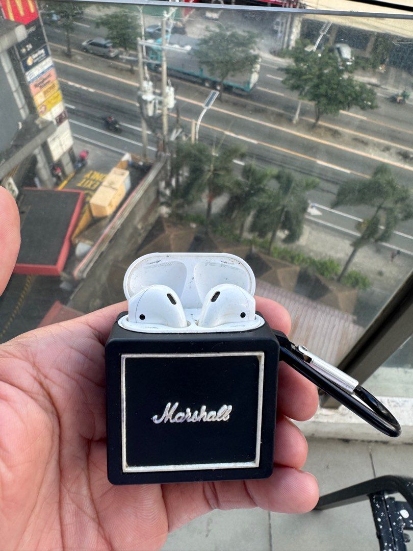 FOR SALE AIRPODS 1 (Category: Earphones) located in Valenzuela. Submitted by 1keith2 (Listing ID 1387628860, Image 2). Description: Fs airpods 1 orig issue nya right side nasunog ni technician ginawan na lang ng paraan both working still have the box.
