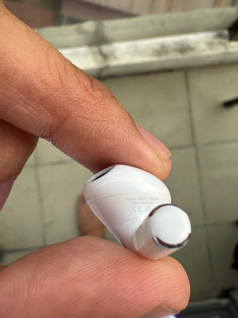FOR SALE OR SWAP (Category: Earphones) located in Valenzuela. Submitted by 1keith2 (Listing ID 1387630060, Image 3). Description: FOR SALE RIGHT EAR PIECE OF AIRPODS GEN 3 AUTHENTIC CAN DO SWAP SA RIGHT EAR PIECE NG AIRPODS PRO 2 .