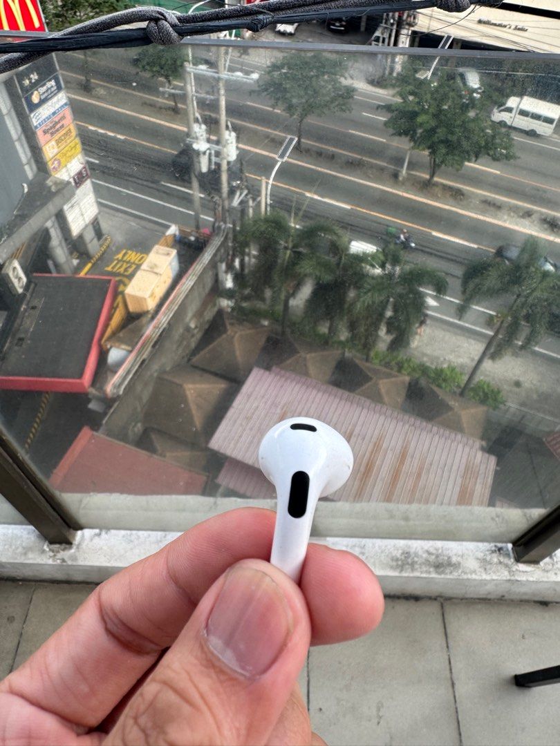 FOR SALE OR SWAP (Category: Earphones) located in Valenzuela. Submitted by 1keith2 (Listing ID 1387630060, Image 2). Description: FOR SALE RIGHT EAR PIECE OF AIRPODS GEN 3 AUTHENTIC CAN DO SWAP SA RIGHT EAR PIECE NG AIRPODS PRO 2 .