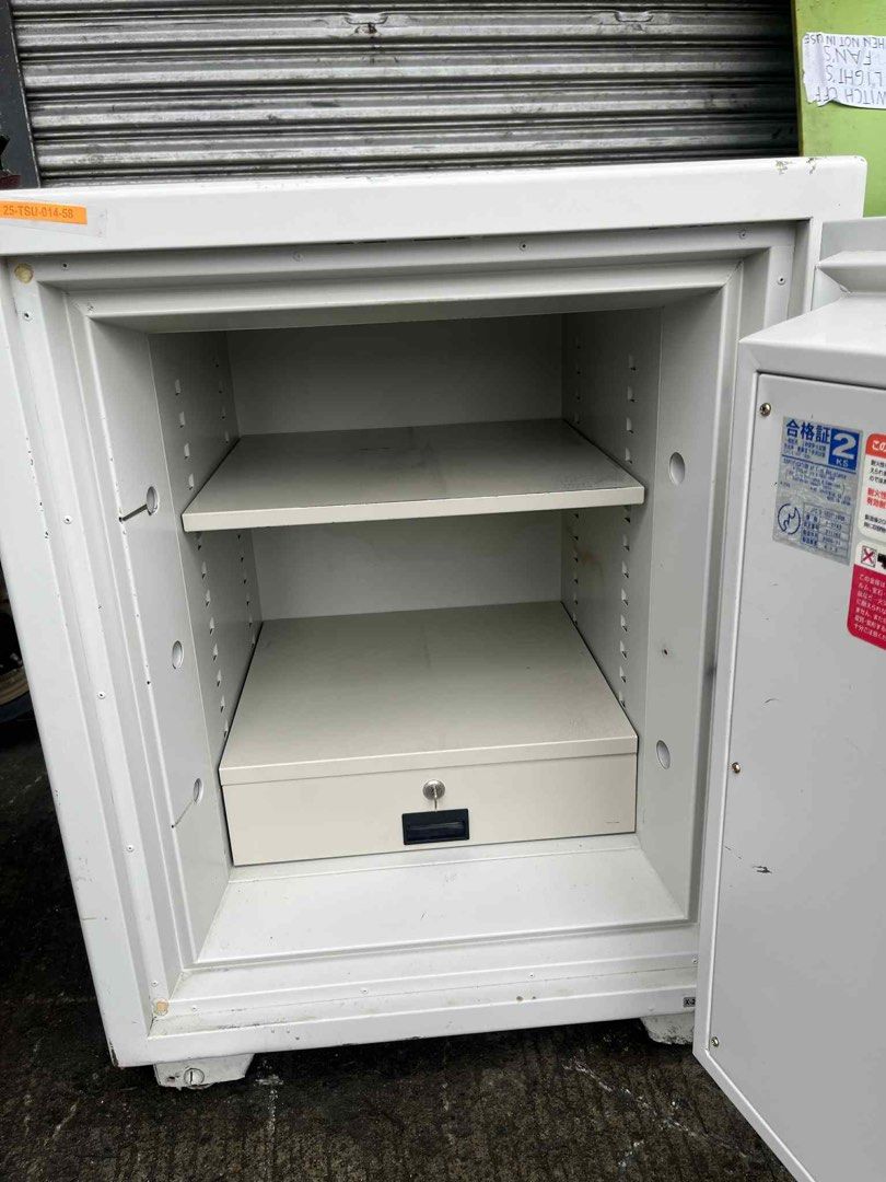 For sale safety vault (Category: Safe) located in Manila. Submitted by santab01016652 (Listing ID 1387612524, Image 3). Description: For sale safety vault fireproof double lock 3ff height.