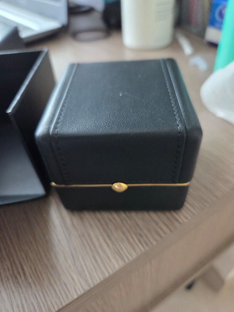 Graff Ring Boxes （分類：飾物及配件）位於 Hong Kong。 由 wyan2021 提交（商品編號 1387548812，圖片 3）。簡介： Graff 戒指盒。全新有一個。由專門店買入結婚戒指，盒閒置，有單證明。。