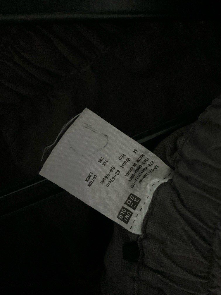 Gray Uniqlo Linen Shorts (Category: Shorts) located in San Pedro. Submitted by dottable (Listing ID 1387700544, Image 3). Description: - Authentic Uniqlo! - Wrinkles easily 😅 - Light stain in front, but barely noticeable! Price adjusted to accommodate that flaw..