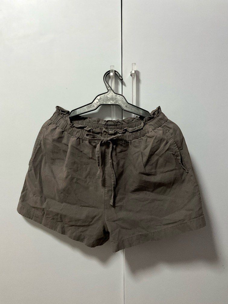 Gray Uniqlo Linen Shorts (Category: Shorts) located in San Pedro. Submitted by dottable (Listing ID 1387700544, Image 1). Description: - Authentic Uniqlo! - Wrinkles easily 😅 - Light stain in front, but barely noticeable! Price adjusted to accommodate that flaw..
