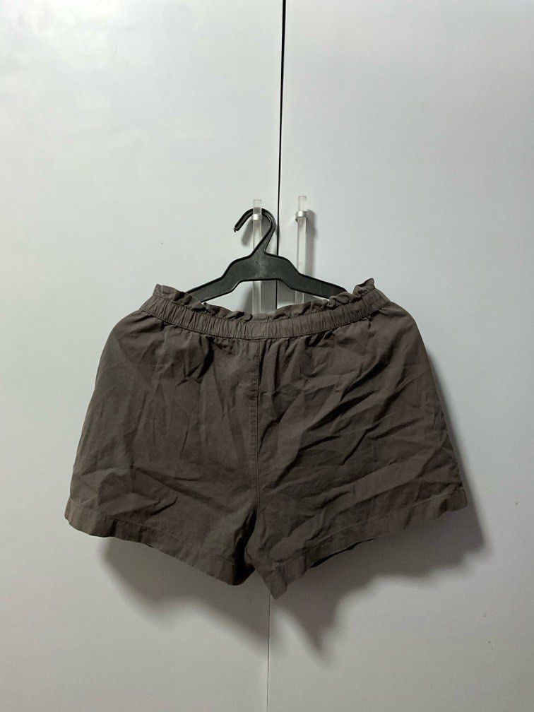 Gray Uniqlo Linen Shorts (Category: Shorts) located in San Pedro. Submitted by dottable (Listing ID 1387700544, Image 2). Description: - Authentic Uniqlo! - Wrinkles easily 😅 - Light stain in front, but barely noticeable! Price adjusted to accommodate that flaw..