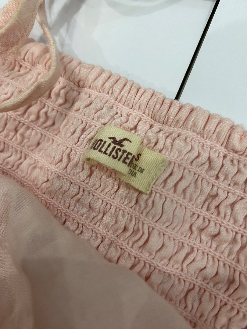 Hollister Lace Halter Top (Category: Sleeveless) located in Legazpi City. Submitted by shopflorence (Listing ID 1387702645, Image 2). Description: Fits xs-s Smocked back Lace detail S on tag.