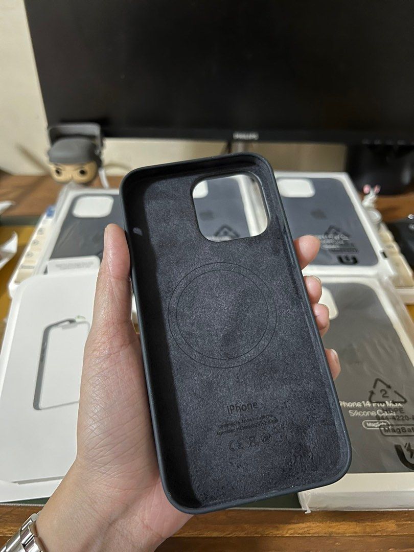 iPhone 14 Pro Max Magsafe Silicone Case [BLACK] (Category: Cases & Sleeves) located in Manila. Submitted by mercedgret74092 (Listing ID 1387608834, Image 2). Description: Pm me.