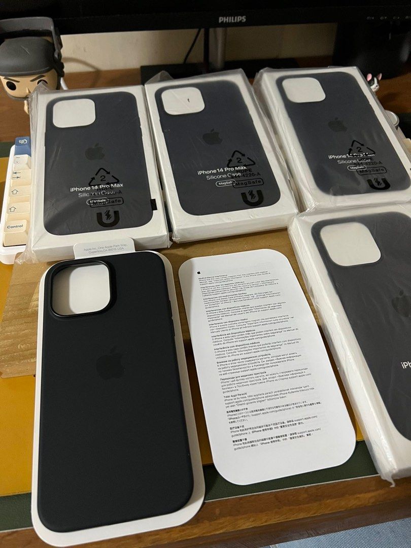 iPhone 14 Pro Max Magsafe Silicone Case [BLACK] (Category: Cases & Sleeves) located in Manila. Submitted by mercedgret74092 (Listing ID 1387608834, Image 1). Description: Pm me.