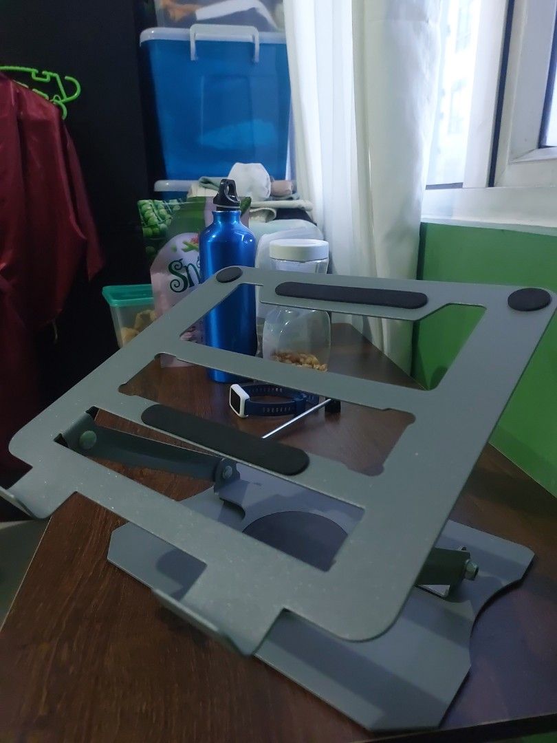Laptop Stand (Category: Laptop Bags & Sleeves) located in Quezon City. Submitted by brightwhale_505c76 (Listing ID 1387647973, Image 2). Description: bought online last year for 650 metal alloy and can handle a 33cm wide laptop rfs: not used much since laging nasa labas ng bahay.