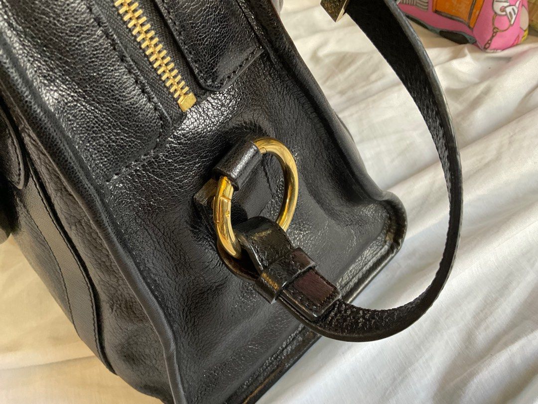 marc jacobs classic shoulder bag (Category: Luxury Bags & Wallets) located in Quezon City. Submitted by mare.sell (Listing ID 1387562805, Image 3). Description: Brand: Marc Jacobs Color: Black Style: Shoulder/Hand Bag Size: Semi Large Material: Genuine Leather with Gold Metal Harware.