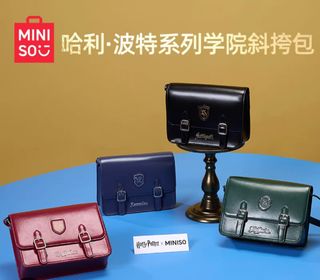 MINISO x Harry Potter 學院斜挎包（黑色）64210053605123110