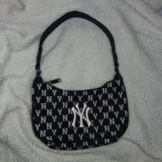 (Category: ) located in . Submitted by thriftelle (Listing ID 1387665568, Image 1). Description: .