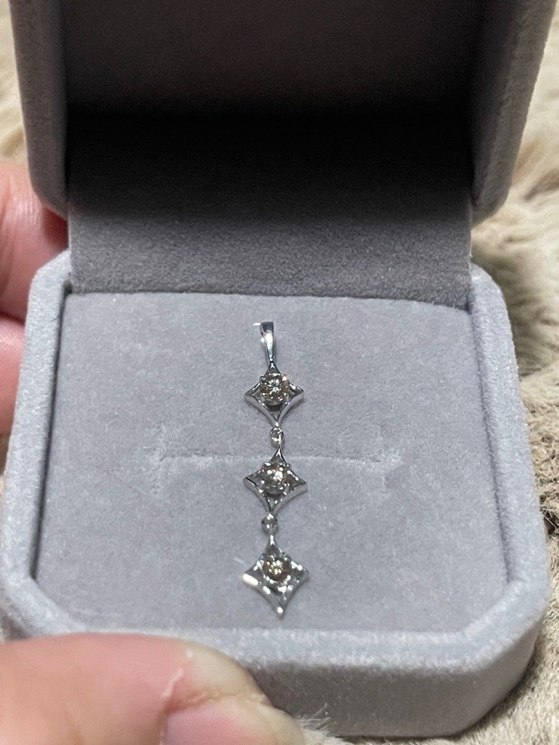 natural mined diamond pendant (Category: Necklaces) located in Cavite. Submitted by beamitch (Listing ID 1387595601, Image 2). Description: 100% natural mined diamonds comes with certificate free sf tru lbc only pendant only.
