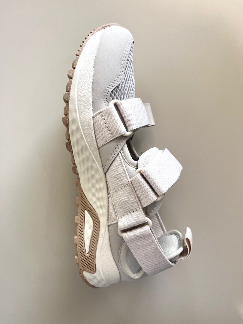 New Balance 710 Walking Shoes Beige Brand New Women #39 s Fashion