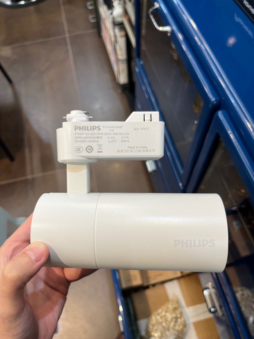 Philips 路軌燈 led 射燈 三線 （分類：燈飾）位於 Hong Kong。 由 kclai13 提交（商品編號 1387640782，圖片 2）。簡介： Philips 路軌燈 led 射燈 20W, 1700lm, 4000k 適用於三線路軌 全新，共有8盞 $60/1 全要$450。