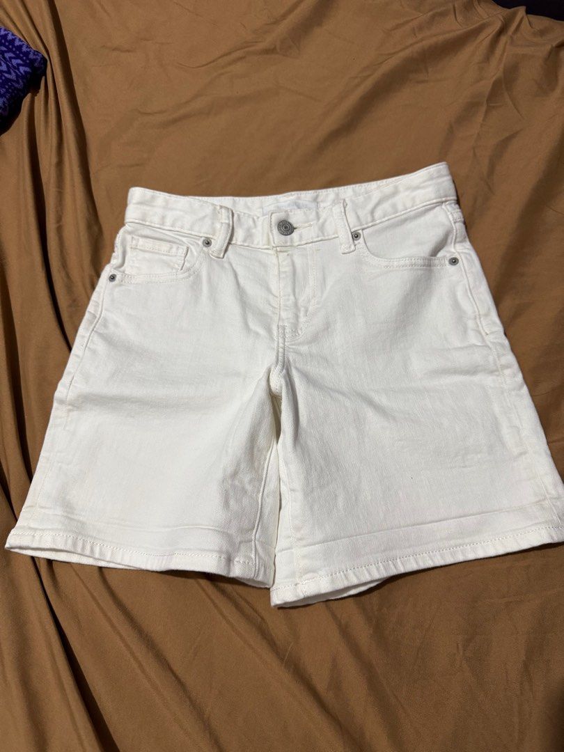 Uniqlo denim white shorts (Category: Shorts) located in Quezon City. Submitted by elle.declutters.ph (Listing ID 1387574692, Image 1). Description: Repriced from 450 to 300!.