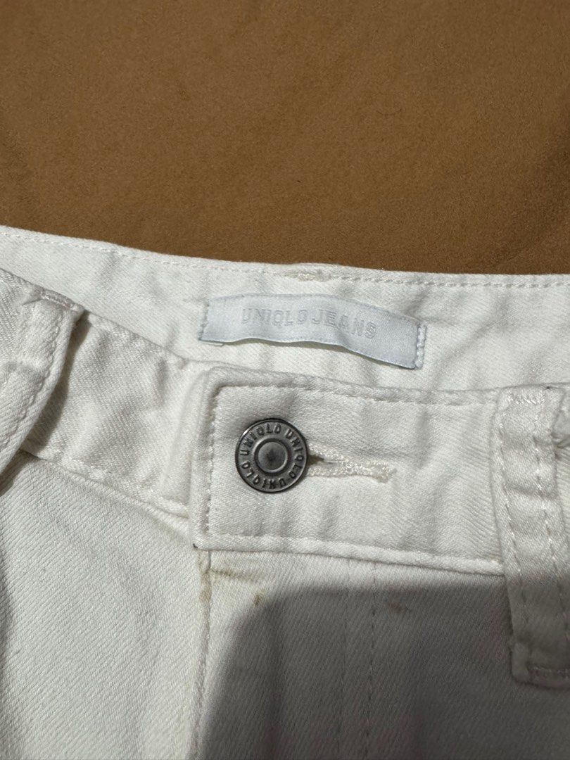 Uniqlo denim white shorts (Category: Shorts) located in Quezon City. Submitted by elle.declutters.ph (Listing ID 1387574692, Image 2). Description: Repriced from 450 to 300!.