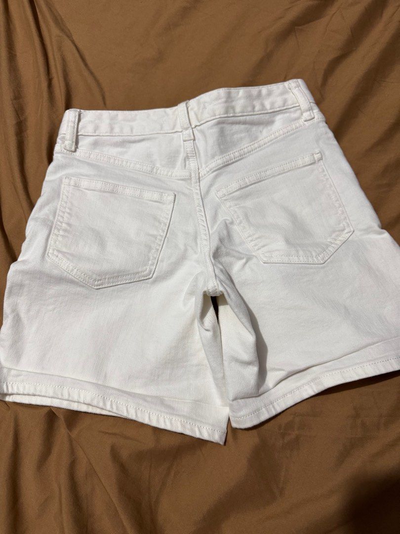 Uniqlo denim white shorts (Category: Shorts) located in Quezon City. Submitted by elle.declutters.ph (Listing ID 1387574692, Image 3). Description: Repriced from 450 to 300!.