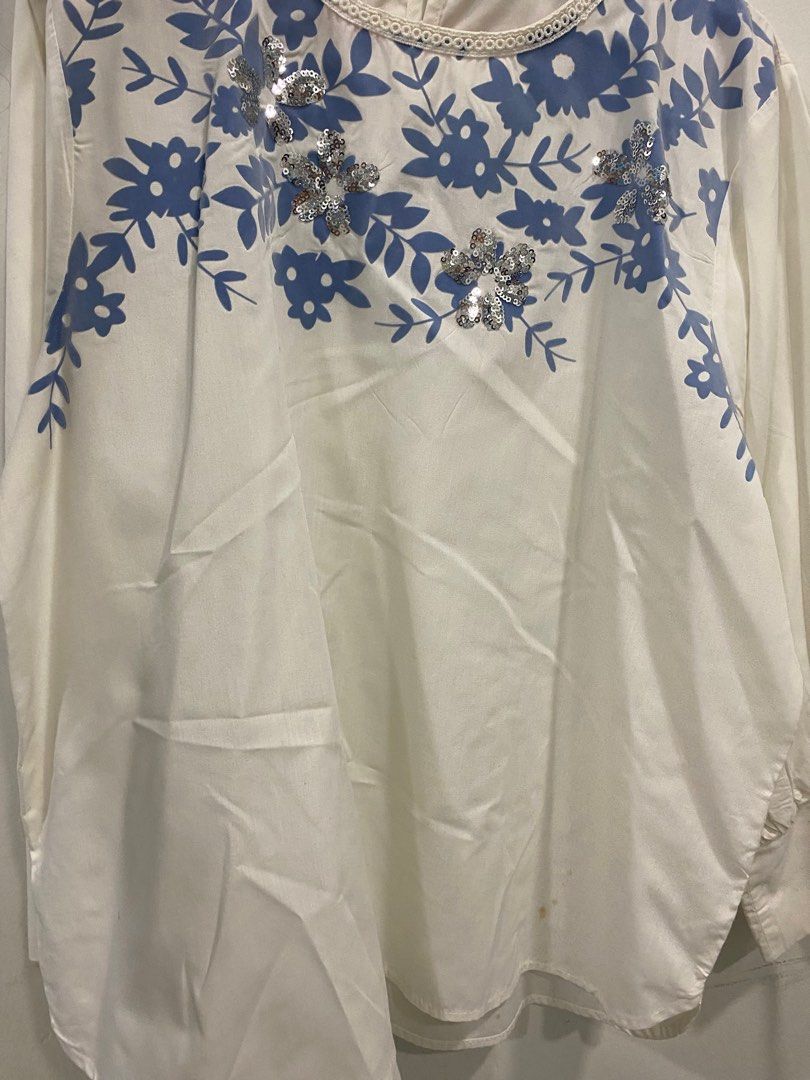 White Patterned Blouse (Category: Blouses) located in Subang Jaya. Submitted by aisyafiqah_ (Listing ID 1387650366, Image 1). Description: The defect is there’s a tiny stain (as per the picture) but other than that the blouse is ok. .