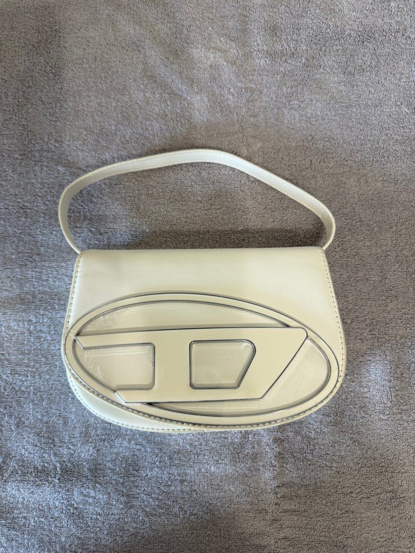 White Small Party Bag (Category: Shoulder Bags) located in Quezon City. Submitted by gianncoded (Listing ID 1387585608, Image 2). Description: .