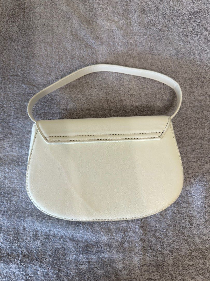 White Small Party Bag (Category: Shoulder Bags) located in Quezon City. Submitted by gianncoded (Listing ID 1387585608, Image 3). Description: .