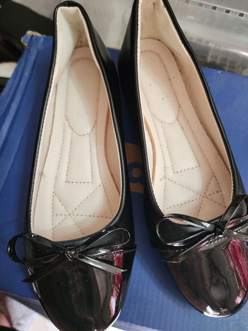 Women Flat Shoes (Category: Flats & Sandals) located in Caloocan City. Submitted by manuzca (Listing ID 1387730173, Image 3). Description: Used once during prenup Size: 36 (I'm usually size US 6, pero sobrang sakto. I think this fits better Women's US 5 or 5.5) Location: South Caloocan.