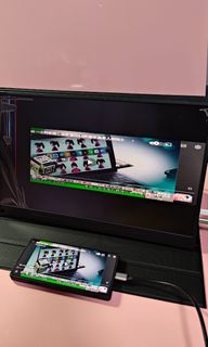 52006000、 (174)陳列貨品、可攜式顯示器、17.3吋 IPS HDR 1920x1080/ USB-C 顯示器,雙喇叭電腦顯示器、Type-C/HDMI輸入 、實物圖片(淨機/跟皮套)(只機左邊爆裂部分不能顯示/要求不高可正常使用/留意圖片)64237340809859110