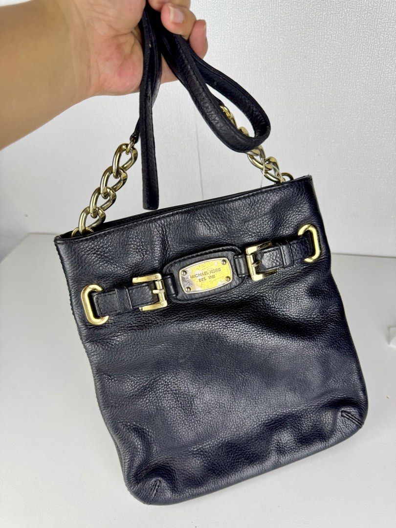 [Authentic] MK Michael Kors Sling Bag (Category: Luxury Bags & Wallets) located in Tabuk. Submitted by meksieclosetph (Listing ID 1384383720, Image 1). Description: Authentic Michael Kors Astor Sling Bag Condition: • Preloved • Issue: Tarnished hardware around the logo plaque • Otherwise in good condition (no major wear or damage on leather or structure) Dm for exact measurement .