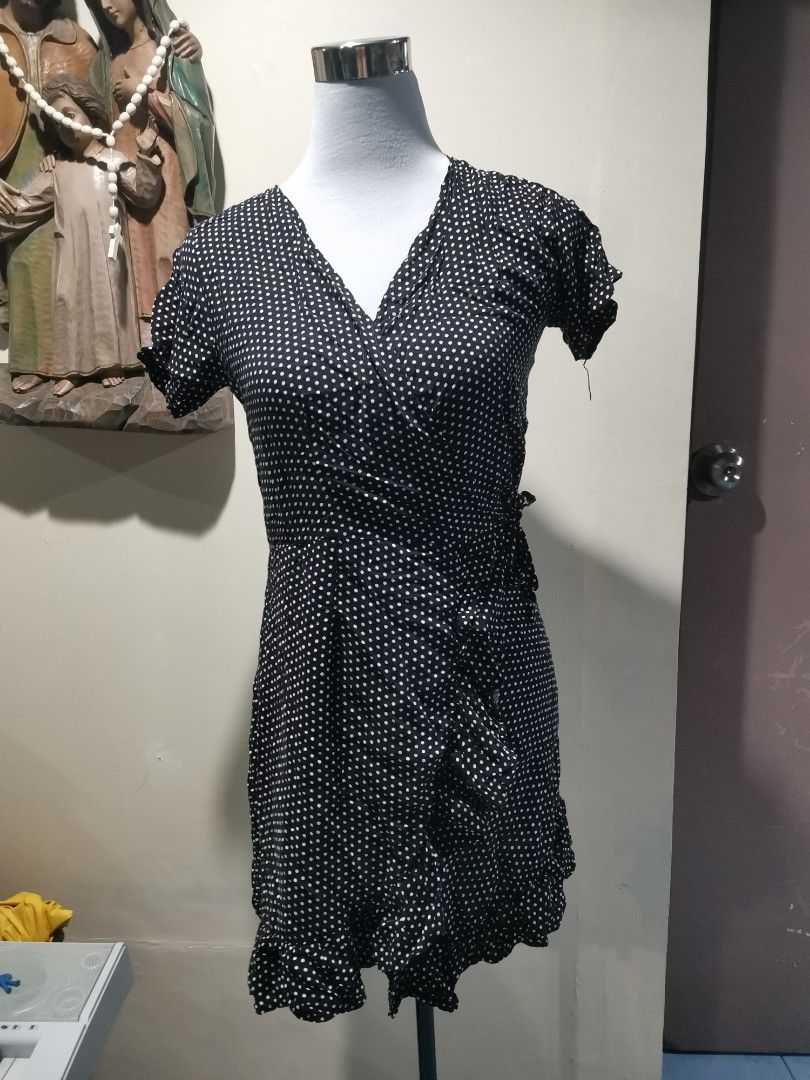 Black Polkadot Wrap Dress (Category: Dresses) located in Makati City. Submitted by styledsecond_ (Listing ID 1384349693, Image 1). Description: 📝NOTES: • For sure buyers only, please. • No cancellation of orders upon confirmation. • No return, no exchange. • No Reservation • Kindly manage your expectations, as the items are pre-loved clothing. • Color may vary due to lighting 💵MODE OF PAYMENT: UB, Psbank, GCash, Paymaya 📚 MODE OF DELIVERY • J&