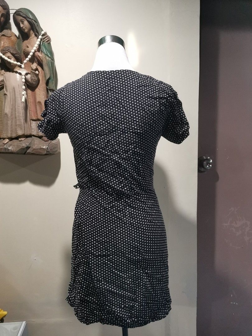 Black Polkadot Wrap Dress (Category: Dresses) located in Makati City. Submitted by styledsecond_ (Listing ID 1384349693, Image 3). Description: 📝NOTES: • For sure buyers only, please. • No cancellation of orders upon confirmation. • No return, no exchange. • No Reservation • Kindly manage your expectations, as the items are pre-loved clothing. • Color may vary due to lighting 💵MODE OF PAYMENT: UB, Psbank, GCash, Paymaya 📚 MODE OF DELIVERY • J&