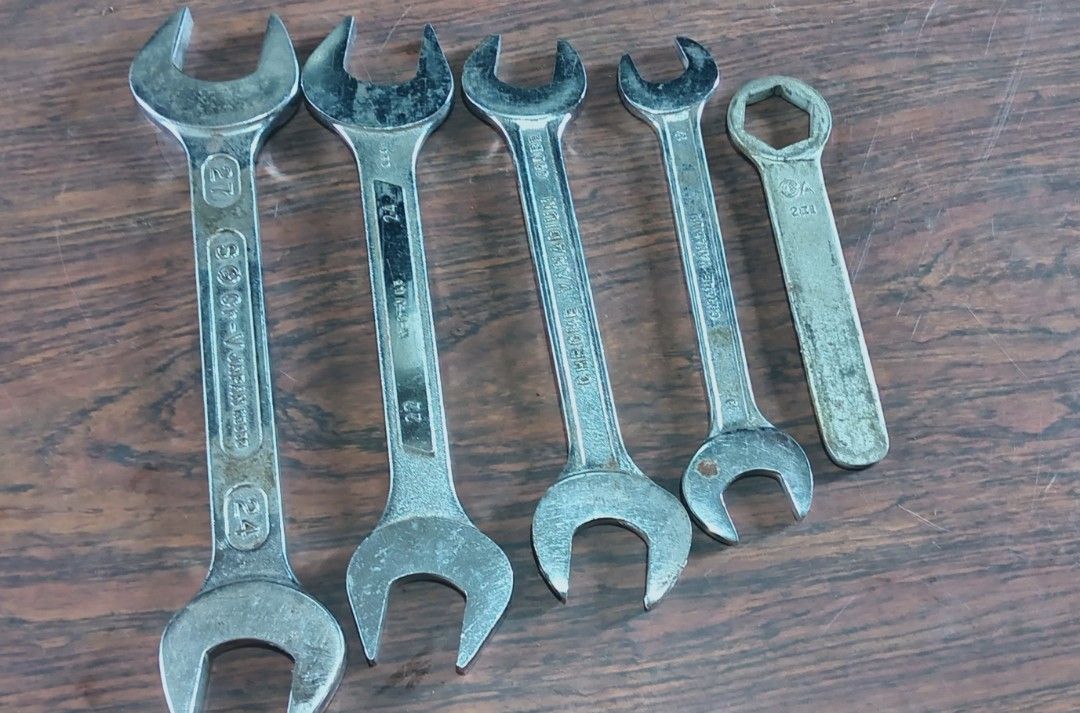 Combination Wrench (Category: Construction Tools & Equipment) located in Manila. Submitted by josephzila93964 (Listing ID 1384246008, Image 2). Description: For sale 5 pieces Combination wrench Heavy duty original from Japan 1. Tone tool Cr-v 24-27 2. KTC tool 22-24 3. Chrome Vanadium 19-22 4. Chrome Vanadium 17-19 5. 2E1 22 slightly used from Japan all Original Take all for php. 1,200 only.