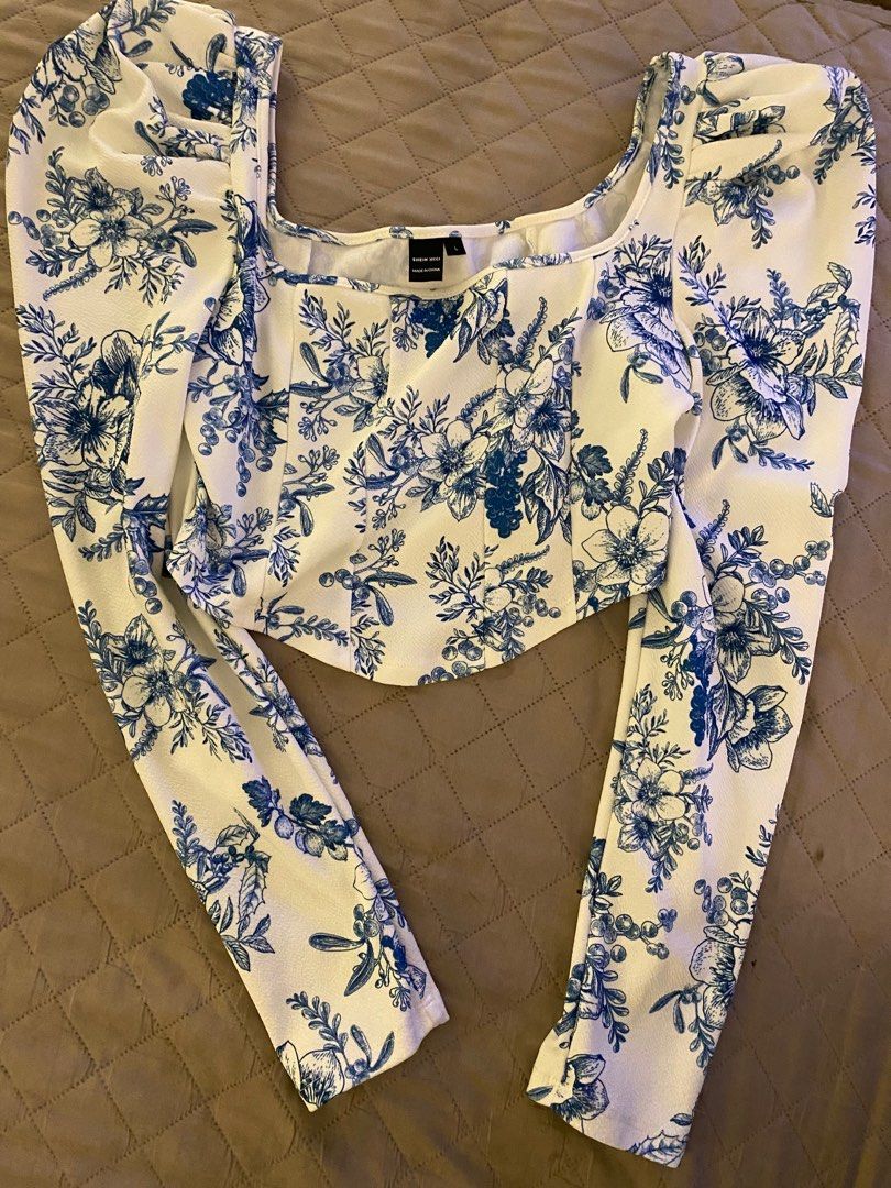 Crop top floral (Category: Others Tops) located in Makati City. Submitted by jielato (Listing ID 1384363777, Image 1). Description: Size medium to large.