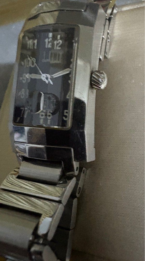 Dunhill rectangular with date (Category: Watches) located in Kuala Lumpur. Submitted by addlin63 (Listing ID 1384396273, Image 2). Description: .