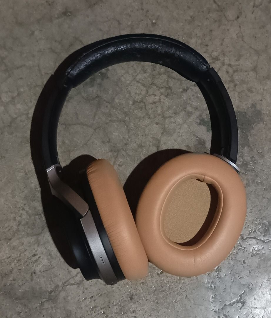 Edifier W830bt Aptx Bluetooth Headphone (Category: Headphones & Headsets) located in Caloocan City. Submitted by anthonyhearts24 (Listing ID 1341880836, Image 2). Description: Please read description first. will not reply to questions that is already in here. thank you. Edifier W830bt Bluetooth Headphone Original good sound quality Qualcomm Aptx compatible Newly replaced earpads Price: 1100 Last price Issues: worn out headband foam Left earpad hi