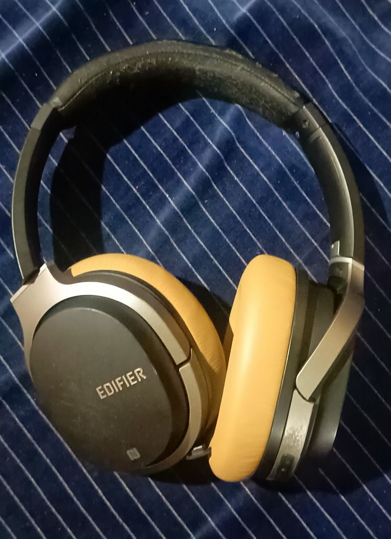 Edifier W830bt Aptx Bluetooth Headphone (Category: Headphones & Headsets) located in Caloocan City. Submitted by anthonyhearts24 (Listing ID 1341880836, Image 3). Description: Please read description first. will not reply to questions that is already in here. thank you. Edifier W830bt Bluetooth Headphone Original good sound quality Qualcomm Aptx compatible Newly replaced earpads Price: 1100 Last price Issues: worn out headband foam Left earpad hi