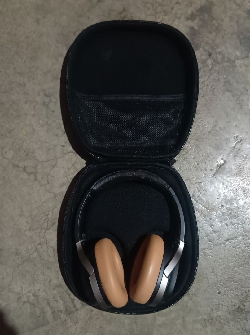 Edifier W830bt Aptx Bluetooth Headphone (Category: Headphones & Headsets) located in Caloocan City. Submitted by anthonyhearts24 (Listing ID 1341880836, Image 1). Description: Please read description first. will not reply to questions that is already in here. thank you. Edifier W830bt Bluetooth Headphone Original good sound quality Qualcomm Aptx compatible Newly replaced earpads Price: 1100 Last price Issues: worn out headband foam Left earpad hi