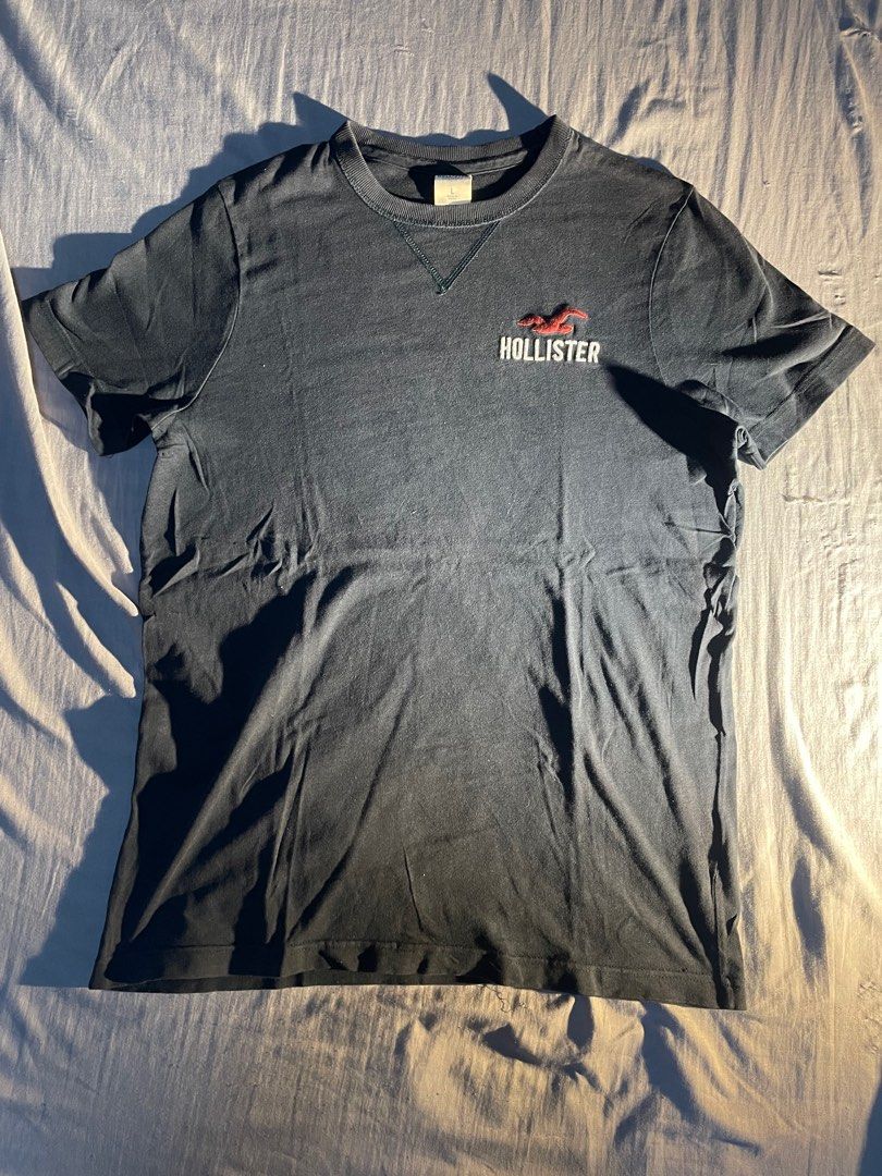 Hollister Shirt (Category: Tshirts & Polo Shirts ) located in Makati City. Submitted by berto01 (Listing ID 1384408479, Image 2). Description: Hollister Shirt Medium size color rate 8/10.