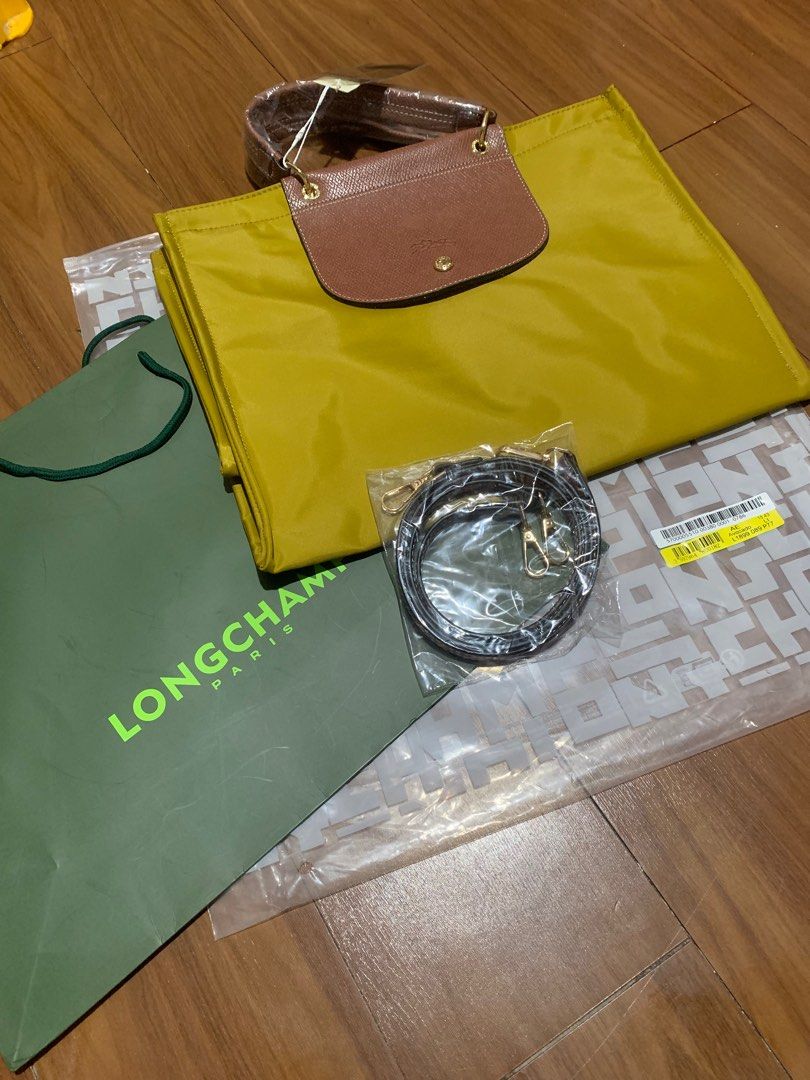 LC Le pliage Marche Tote bag with strap Avocado (Category: Tote Bags) located in Quezon City. Submitted by applelux (Listing ID 1384394834, Image 1). Description: Actual photo posted What you see is what you get Inclusion ; long strap detachable Zip Lock Lc Paper bag LC With care card External Leather flap , two handles Internal two zipper closure Factory Purchased HK Made in France Tag What you see is what you get.