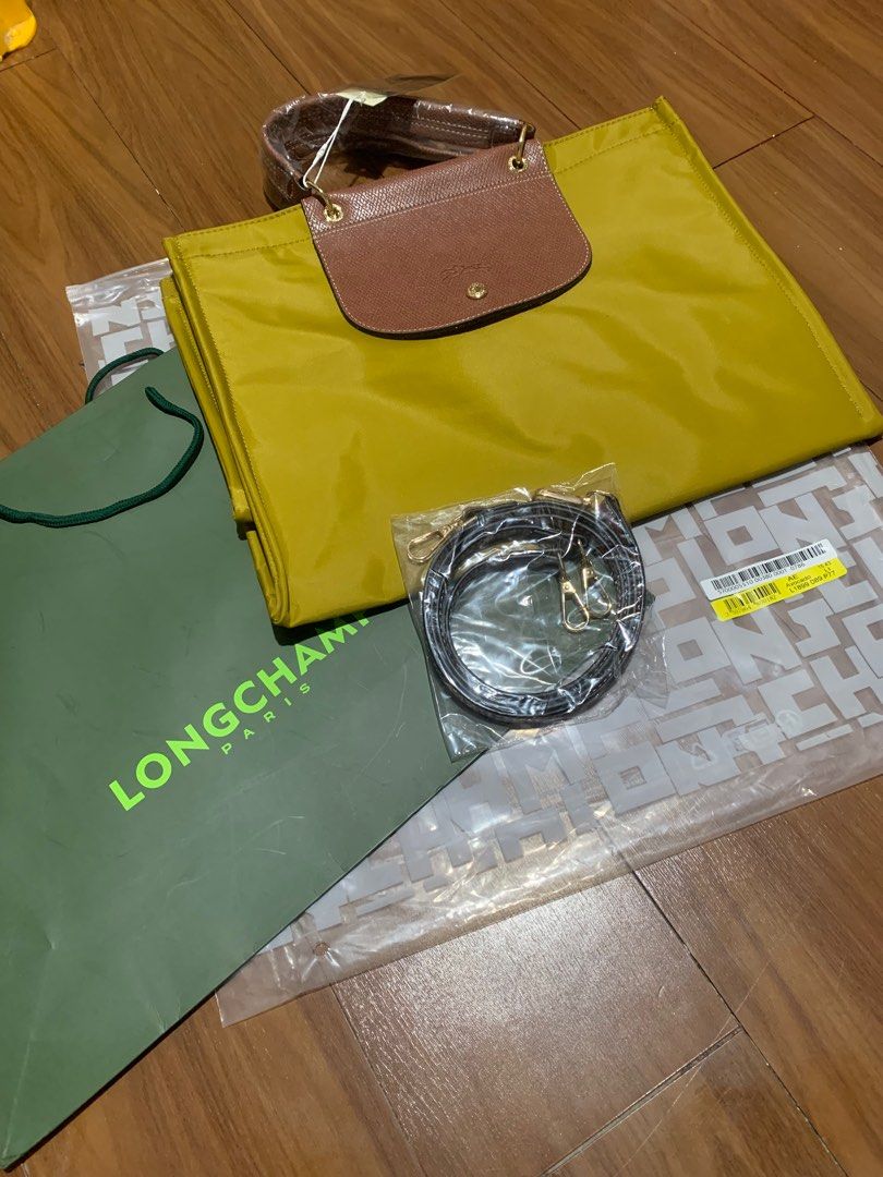 LC Le pliage Marche Tote bag with strap Avocado (Category: Tote Bags) located in Quezon City. Submitted by applelux (Listing ID 1384394834, Image 2). Description: Actual photo posted What you see is what you get Inclusion ; long strap detachable Zip Lock Lc Paper bag LC With care card External Leather flap , two handles Internal two zipper closure Factory Purchased HK Made in France Tag What you see is what you get.