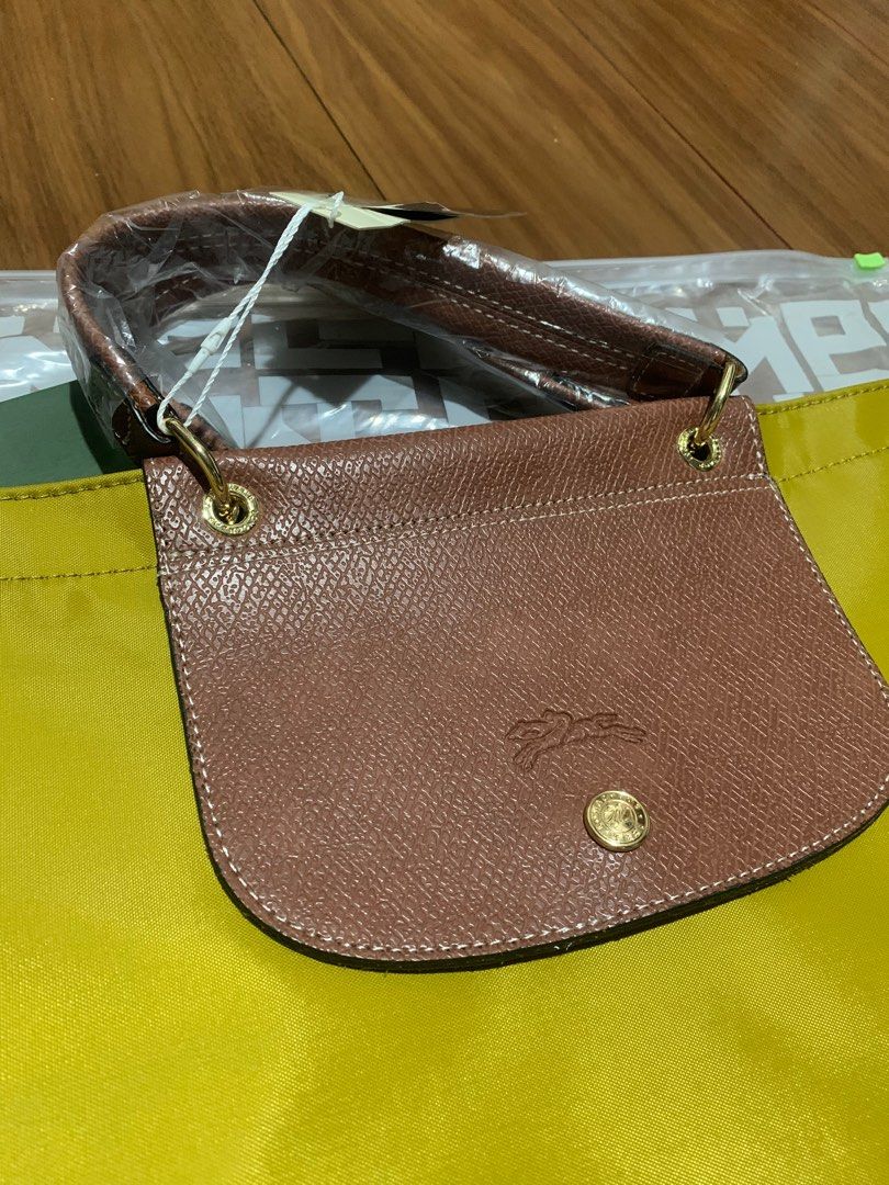 LC Le pliage Marche Tote bag with strap Avocado (Category: Tote Bags) located in Quezon City. Submitted by applelux (Listing ID 1384394834, Image 3). Description: Actual photo posted What you see is what you get Inclusion ; long strap detachable Zip Lock Lc Paper bag LC With care card External Leather flap , two handles Internal two zipper closure Factory Purchased HK Made in France Tag What you see is what you get.