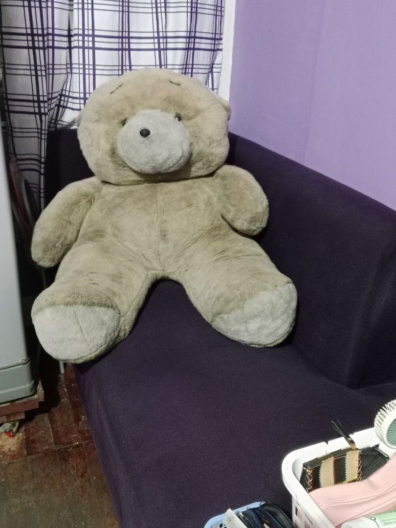 Life-size teddy bear (Category: Plushies & Soft Toys) located in Quezon City. Submitted by crizphil13 (Listing ID 1384421272, Image 2). Description: payment first bear hugs laban nyo nalang sympre pwede rin pick up Roosevelt loc near bayantel.