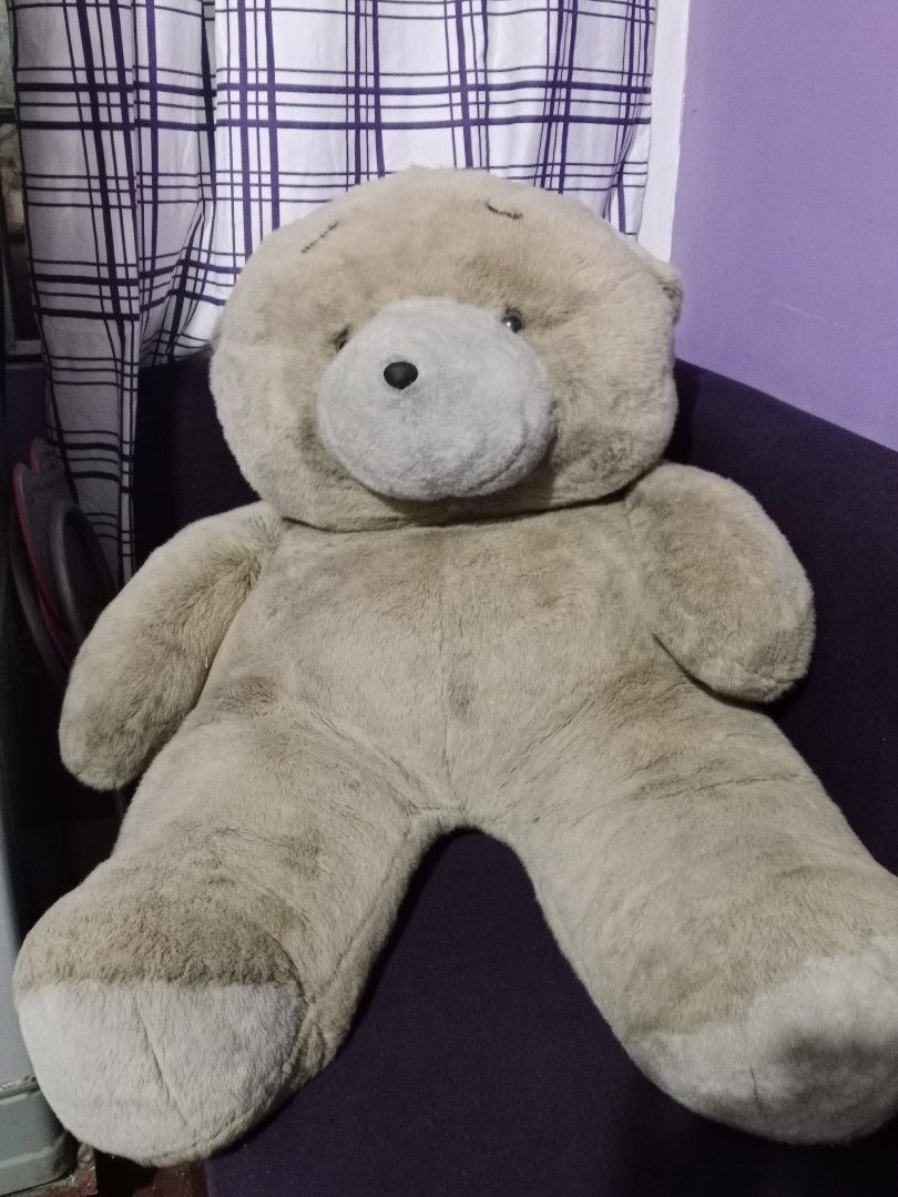Life-size teddy bear (Category: Plushies & Soft Toys) located in Quezon City. Submitted by crizphil13 (Listing ID 1384421272, Image 3). Description: payment first bear hugs laban nyo nalang sympre pwede rin pick up Roosevelt loc near bayantel.