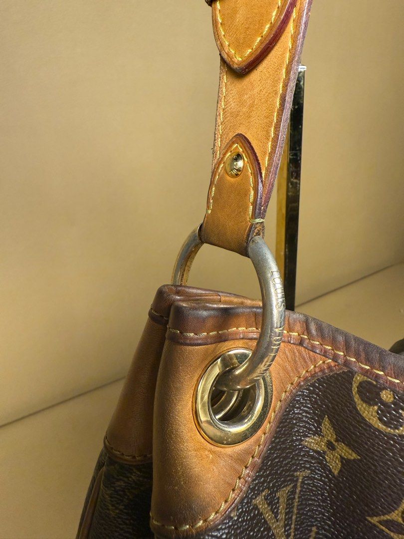 Louis Vuitton Galleria (Category: Luxury Bags & Wallets) located in Binalonan. Submitted by sheenaluxarchive (Listing ID 1384298128, Image 3). Description: Need change vachetta. Pacover niyo nalang yung minimal cracks sa lips. No open piping Vibrant canvas Rank B+ Guaranteed original.