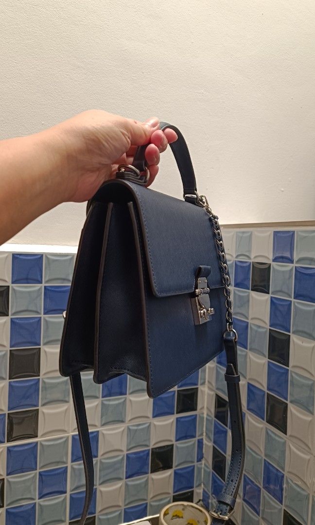 Lovcat original 2way (Category: Luxury Bags & Wallets) located in Cavite. Submitted by premfinds (Listing ID 1384269577, Image 3). Description: orig no flaw almost new can be worn as sling or handbag lang detachable straps perfect for any occasion.