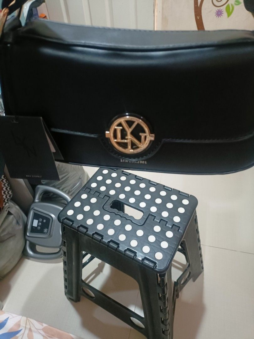 Lyn new York bag (Category: Luxury Bags & Wallets) located in Cebu City. Submitted by dediosmark83726 (Listing ID 1384349887, Image 3). Description: Lyn new York leather bag original bag from u.s box sling bag or shoulder bag.