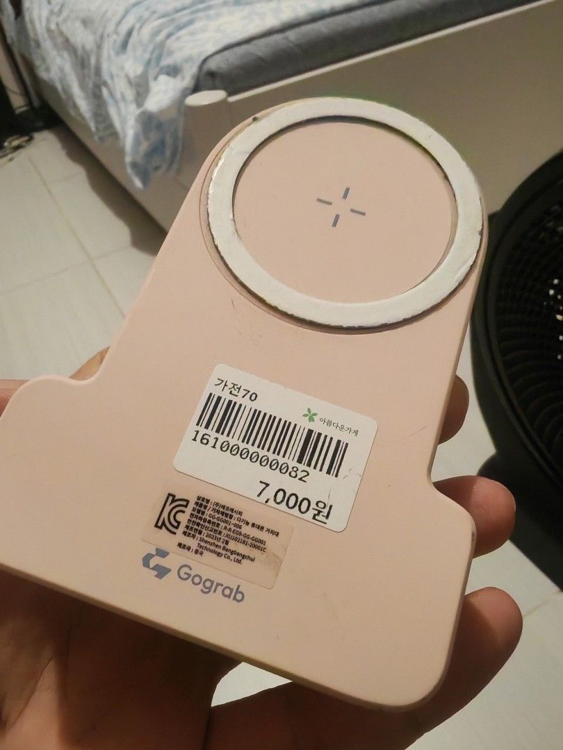 Magsafe wireless charging dock type c (Category: Chargers & Cables) located in Manila. Submitted by GentleGiant (Listing ID 1384376942, Image 3). Description: wireless charging for iphone type c magsafe shipping fee 65 for metro manila.