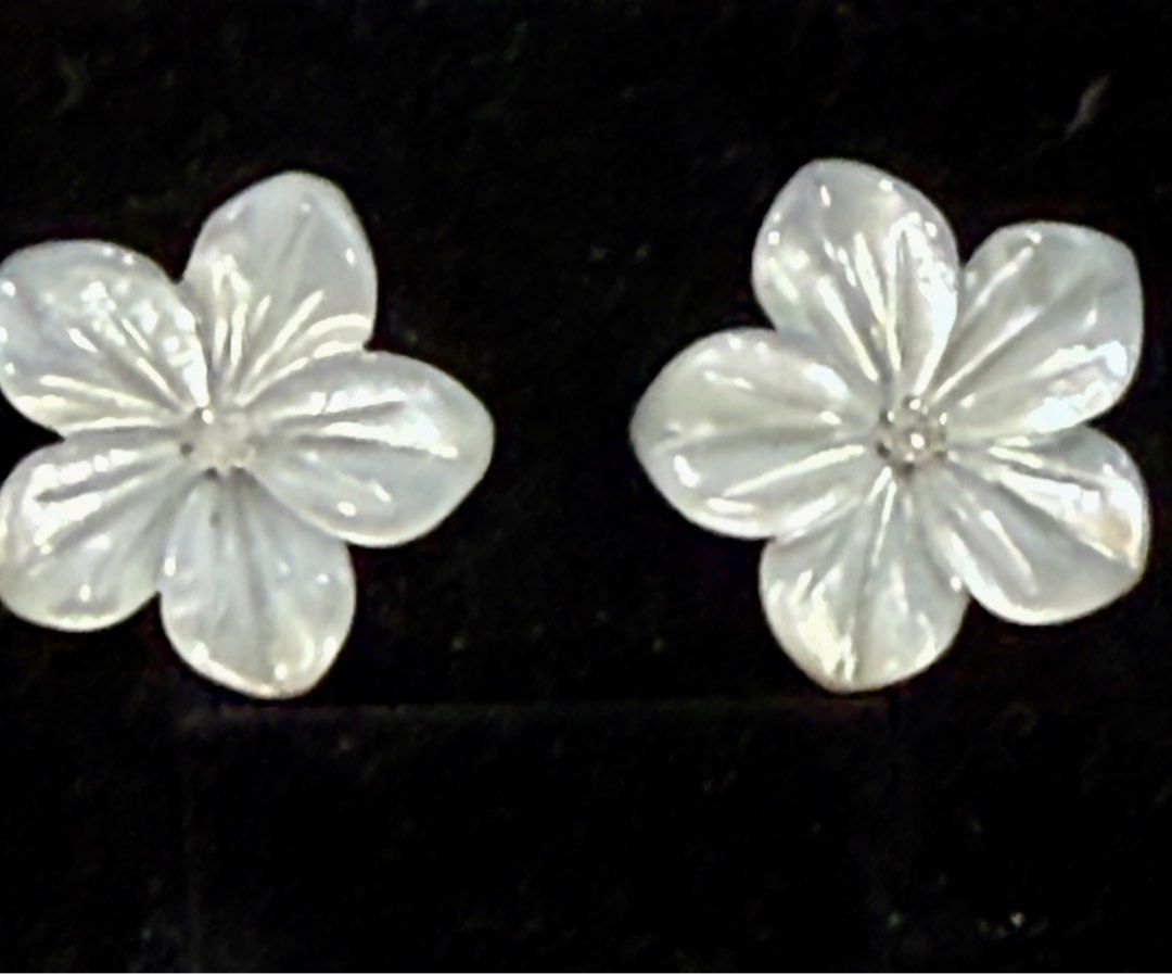 Mother of Pearl Diamond Stud (Category: Earrings) located in Manila. Submitted by krisceluy (Listing ID 1384348346, Image 2). Description: 💠 Mother of Pearl Diamond Stud (0.10 ct) ✅ With certificate (see photos) ⚜️ 18K white gold ♻️ Interchangeable Center (with other stud earrings).